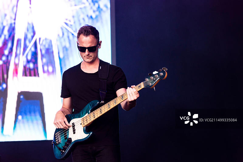 Gabrielle乐队贝斯吉他手Dan Ezard在英国埃塞克斯郡Maldon的Fantasia音乐节上演出，新冠疫情后的首场音乐会图片素材