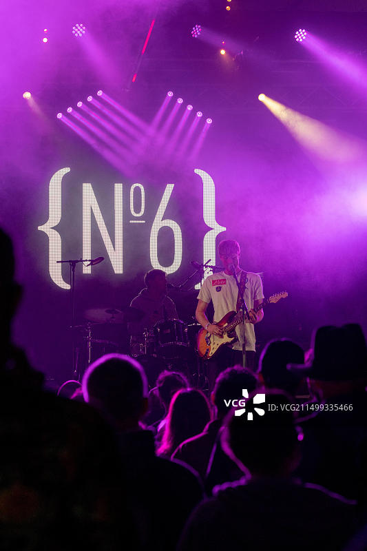 主唱Felix Bushe和Gengahr乐队在Portmeirion大馆举行的最后一次6号音乐节上现场表演图片素材