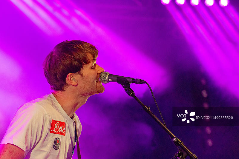 主唱Felix Bushe和Gengahr乐队在Portmeirion大馆举行的最后一次6号音乐节上现场表演图片素材