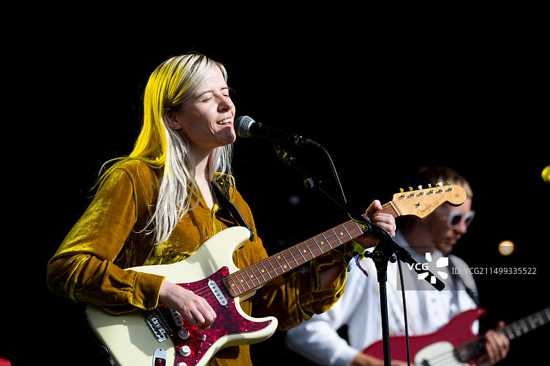 Amber Arcades乐队主唱Annelotte de Graaf在Portmeirion演出图片素材