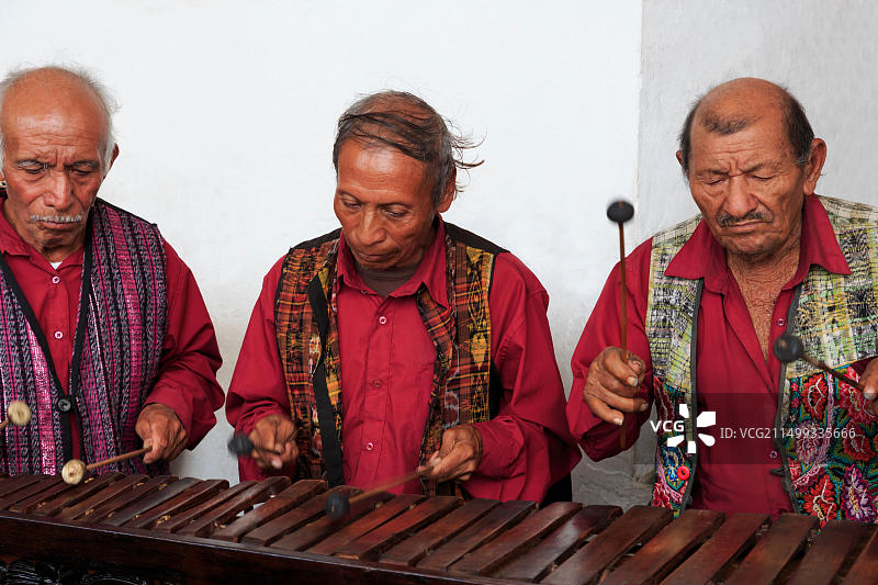 危地马拉安提瓜市的传统音乐家图片素材