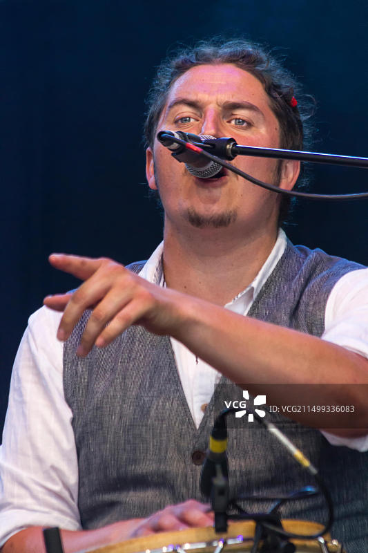 英国歌手Ali McMillan与Matt Cardle在2017年吉米音乐节表演图片素材