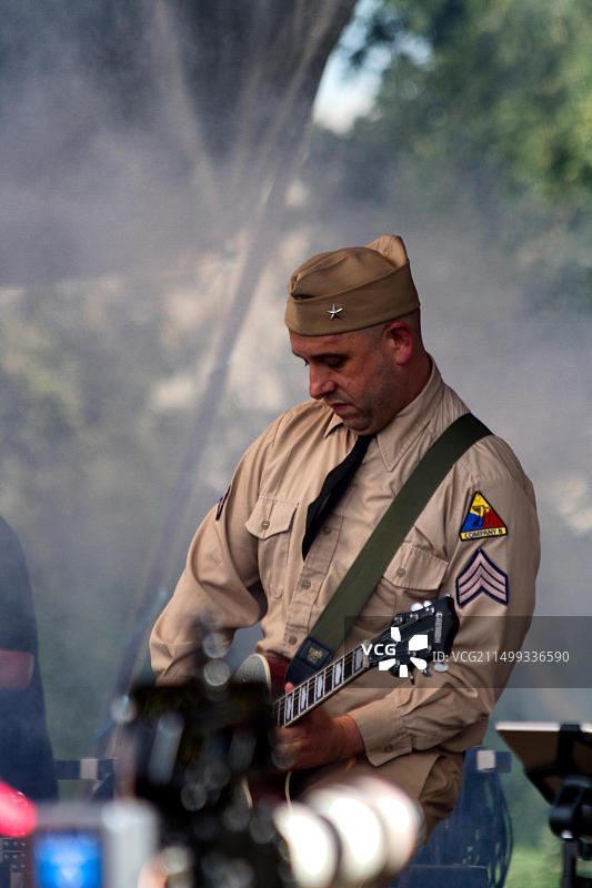 B公司马修·阿伦德尔在英国伊普斯威奇吉米农场年度香肠啤酒节上表演图片素材