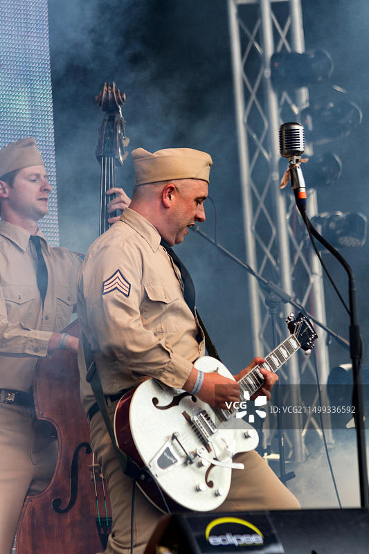 B公司马修·阿伦德尔在英国伊普斯威奇吉米农场年度香肠啤酒节上表演图片素材