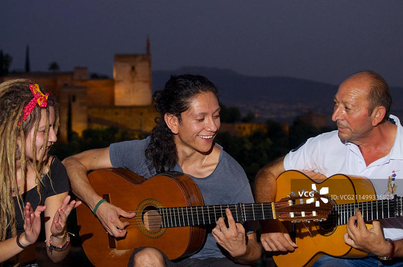 弗拉门戈音乐家在西班牙格拉纳达圣尼古拉斯观景台演出图片素材