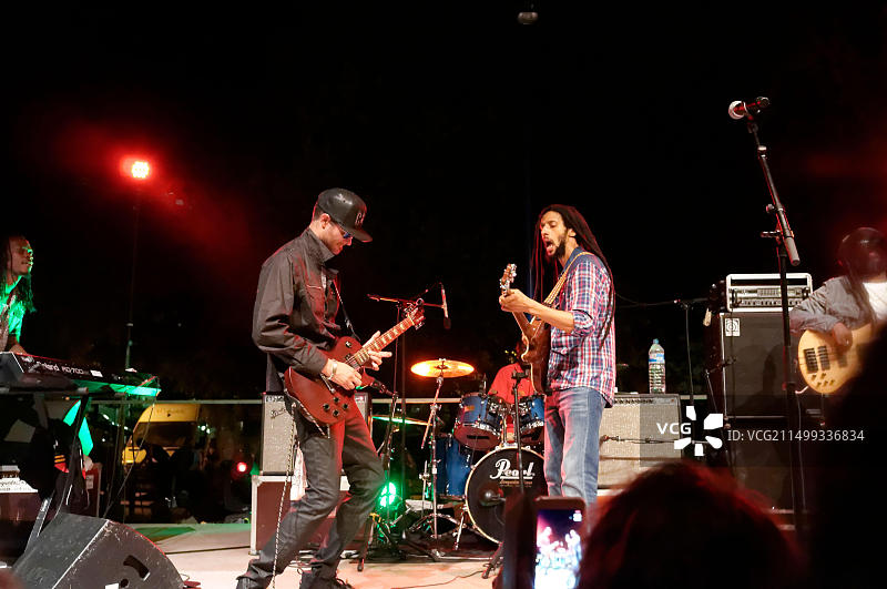 朱利安·马利Les Nuits Couleurs音乐节现场，法国奥克西塔尼图片素材