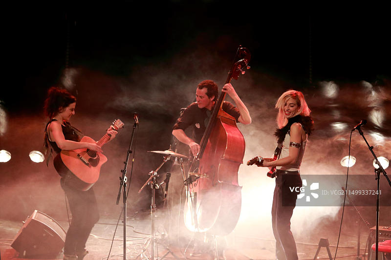 Isaya乐队在法国朗格多克-鲁西永加尔冈日阿尔巴雷德剧院的现场音乐会图片素材