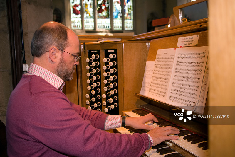 在英国汉普郡奥尔顿圣劳伦斯教堂演奏的管风琴师图片素材