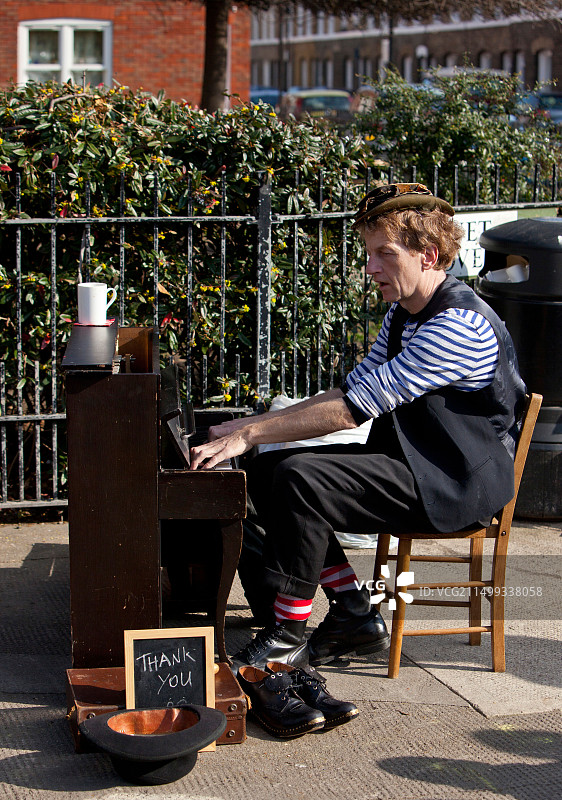 英国伦敦哥伦比亚路市场的男性街头艺人图片素材