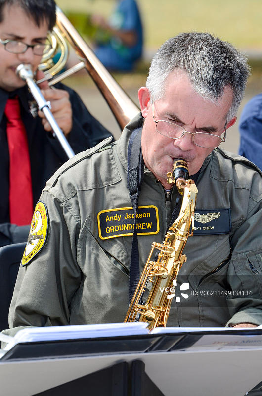 Sally B B-17维护地勤人员安迪·杰克逊与R21乐队一起演奏萨克斯管图片素材