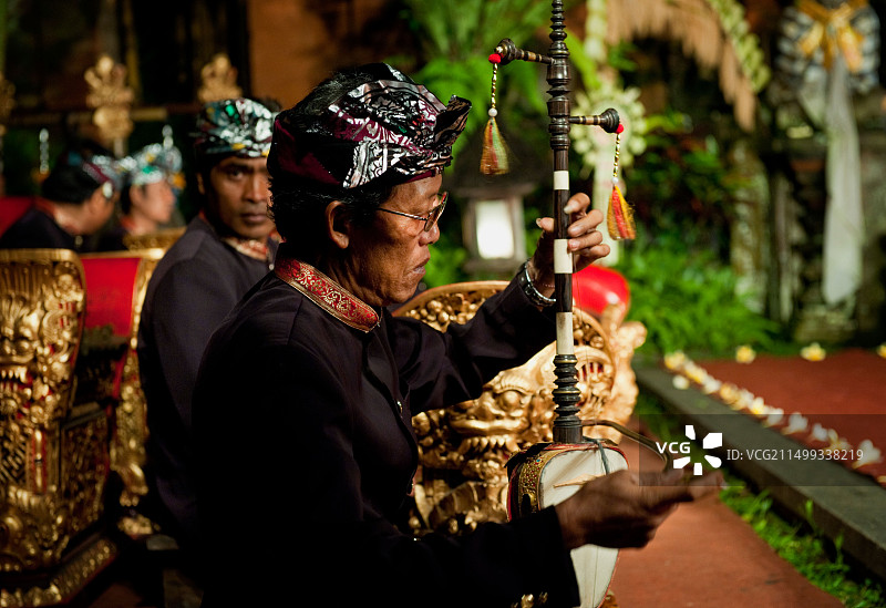 在巴龙舞表演期间，演奏一种巴厘岛甘美兰管弦乐队中使用的弦乐器，称为卡曼贾。图片素材
