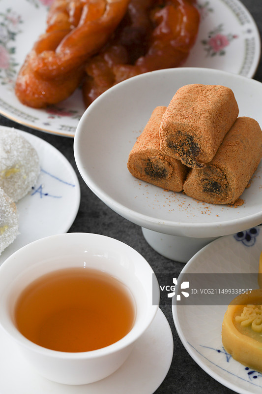 老北京传统小吃糖耳朵豌豆黄驴打滚艾窝窝焦圈豆汁组图图片素材