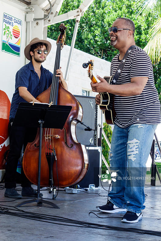佛罗里达州迈阿密海滩柯林斯公园，让·查达沃伊内克里奥尔爵士项目，爵士放克，音乐家，吉他手，表演，游客旅行图片素材