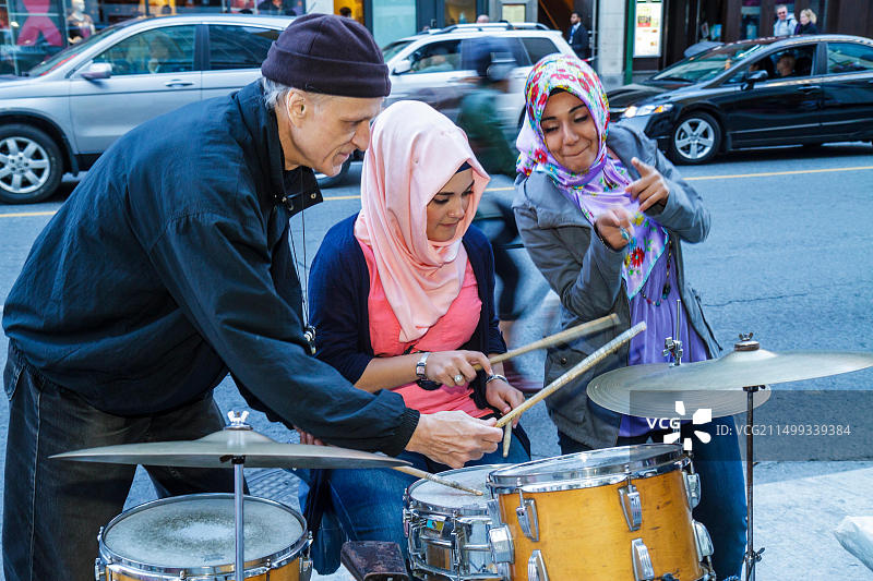 加拿大多伦多央街-登打士广场街头音乐表演图片素材