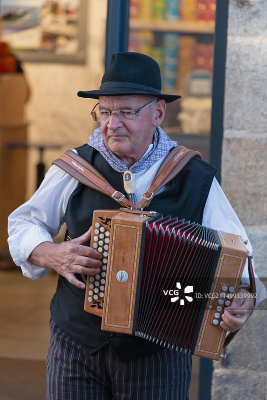 在布列塔尼罗斯科夫街头节日演奏手风琴的布列塔尼乐手图片素材