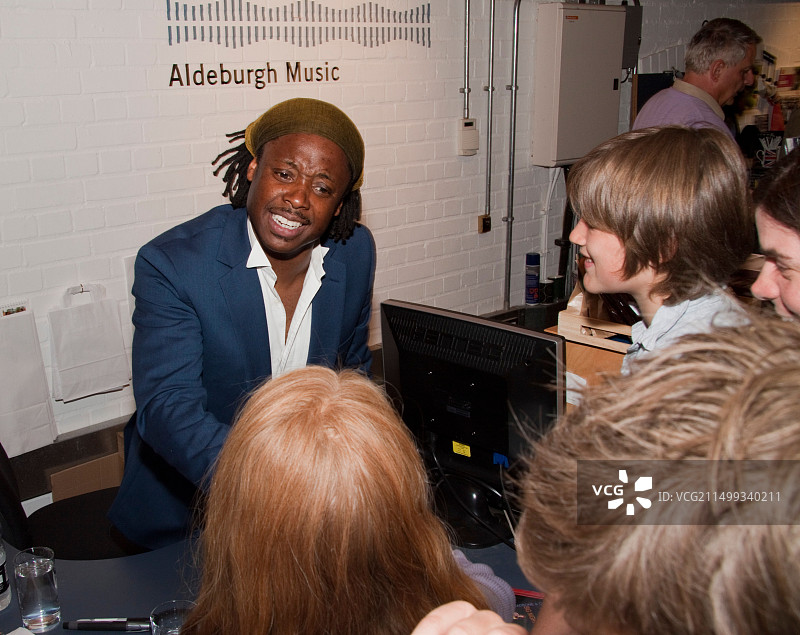 长号演奏家丹尼斯·罗林斯在斯内普麦芽厂音乐会的中场休息时签名CD图片素材