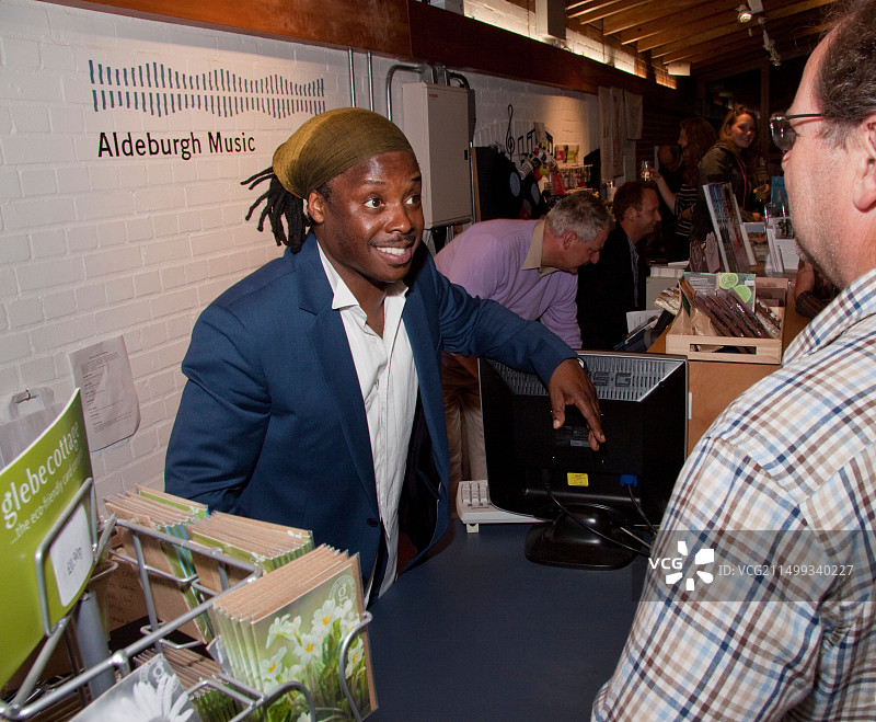 长号演奏家丹尼斯·罗林斯在斯内普麦芽厂音乐会的中场休息时签名CD图片素材