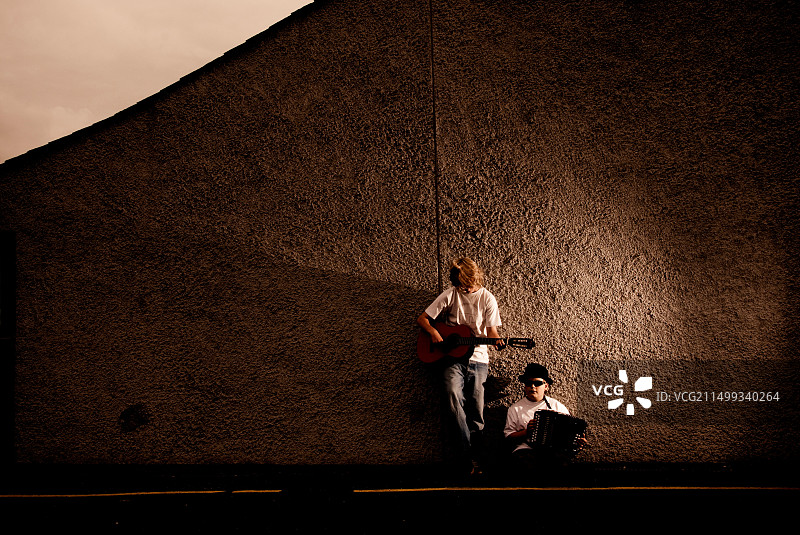 街头艺人在街头弹吉他图片素材