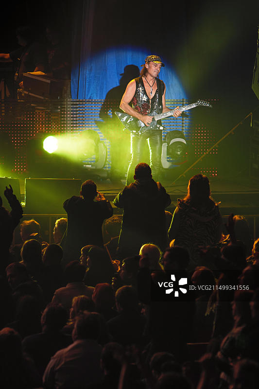 乌克兰第聂伯罗彼得罗夫斯克，2012年10月31日：蝎子乐队的Matthias Jabs图片素材