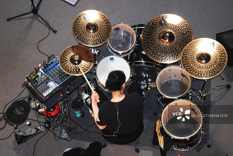 俯视角度下的女鼓手图片素材