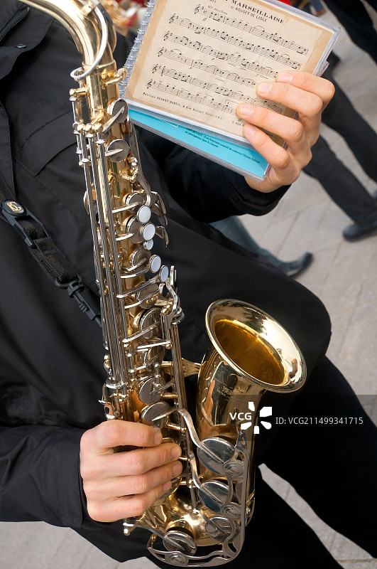 演奏萨克斯和看乐谱的音乐人图片素材