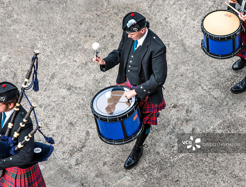 苏格兰音乐家在因弗戈登港迎接跨大西洋船舶图片素材