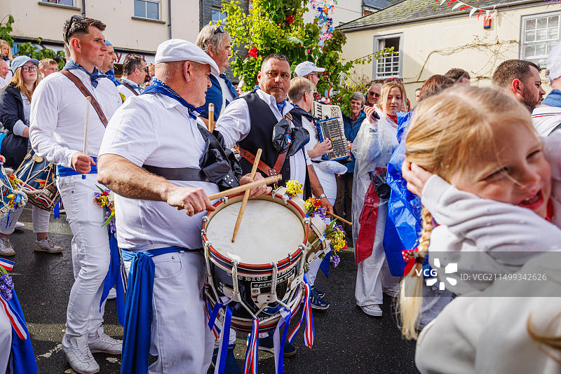 康沃尔郡帕德斯托奥比奥斯节鼓手与花环图片素材