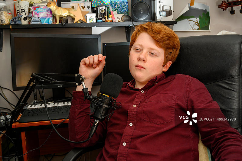 家庭工作室中的青少年音乐人图片素材