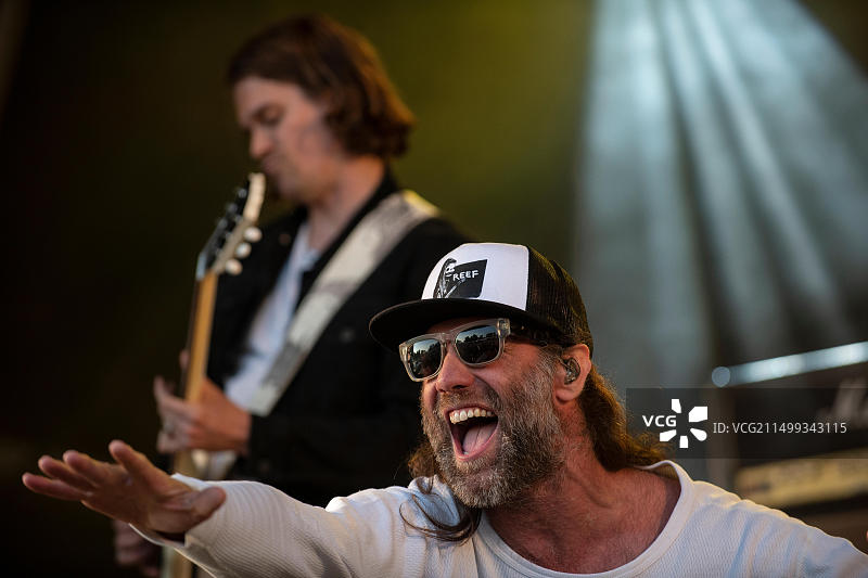 在威尔特郡博伍德庄园 Run Fest Run 音乐节上表演的礁乐队，图为乐队主唱加里·斯特林格。图片素材