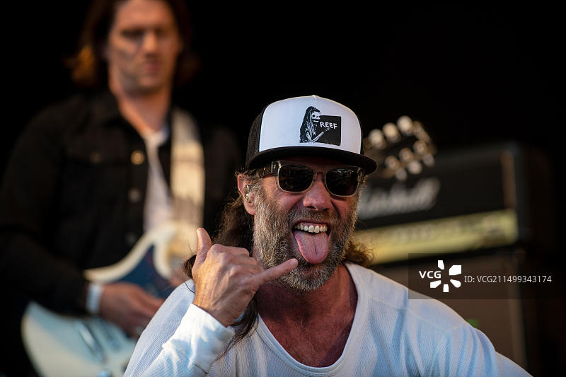 在威尔特郡博伍德庄园 Run Fest Run 音乐节上表演的礁乐队，图为乐队主唱加里·斯特林格。图片素材