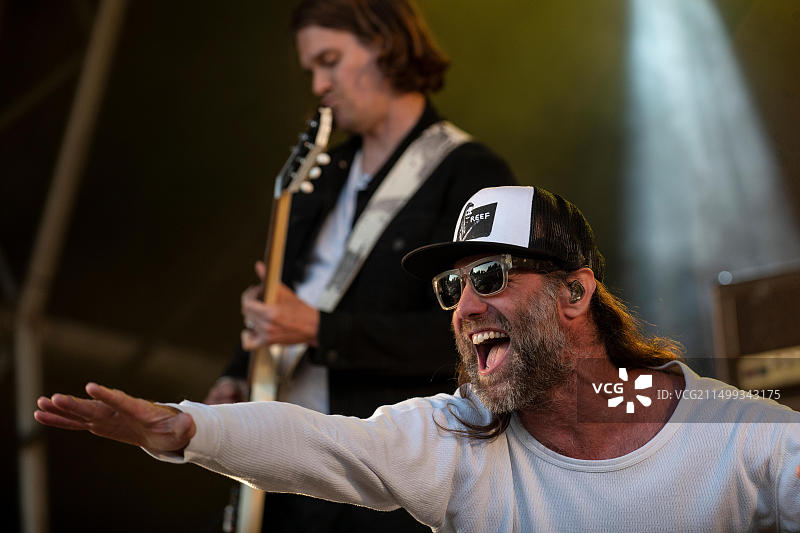 在威尔特郡博伍德庄园 Run Fest Run 音乐节上表演的礁乐队，图为乐队主唱加里·斯特林格。图片素材