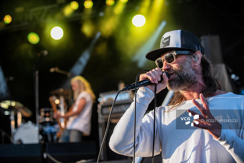 在威尔特郡博伍德庄园 Run Fest Run 音乐节上表演的礁乐队，图为乐队主唱加里·斯特林格。图片素材