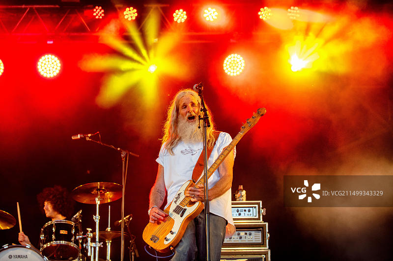 在威尔特郡 Bowood House 举办的 Run Fest Run 音乐节上表演的 Reef 乐队，图为贝斯吉他手 Jack Bessant。图片素材