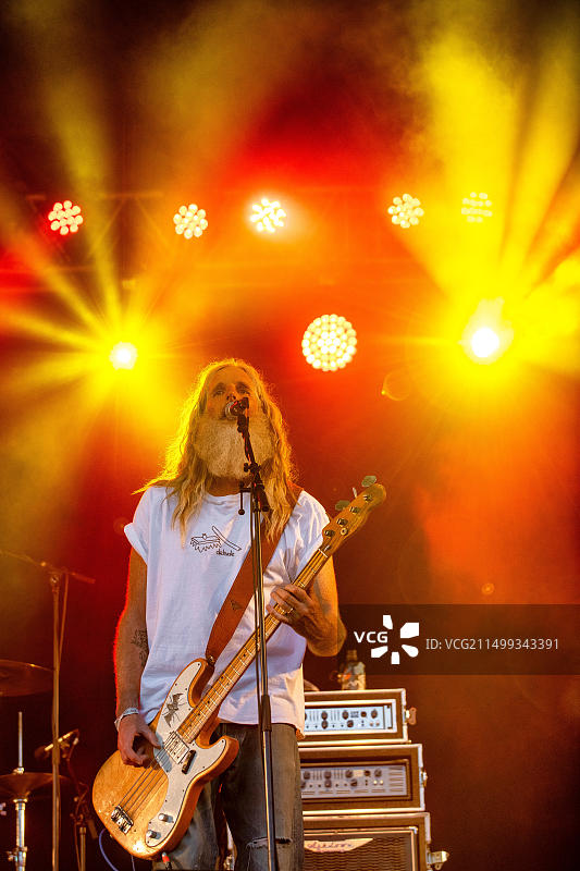 在威尔特郡 Bowood House 举办的 Run Fest Run 音乐节上表演的 Reef 乐队，图为贝斯吉他手 Jack Bessant。图片素材