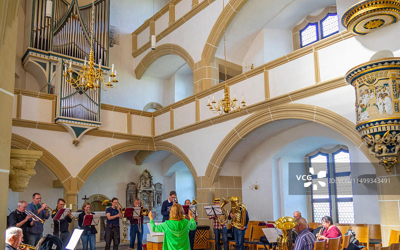 在哈滕费尔斯城堡教堂（世界上第一座新教教堂）演奏的铜管乐队，德国萨克森州托尔高老城区图片素材