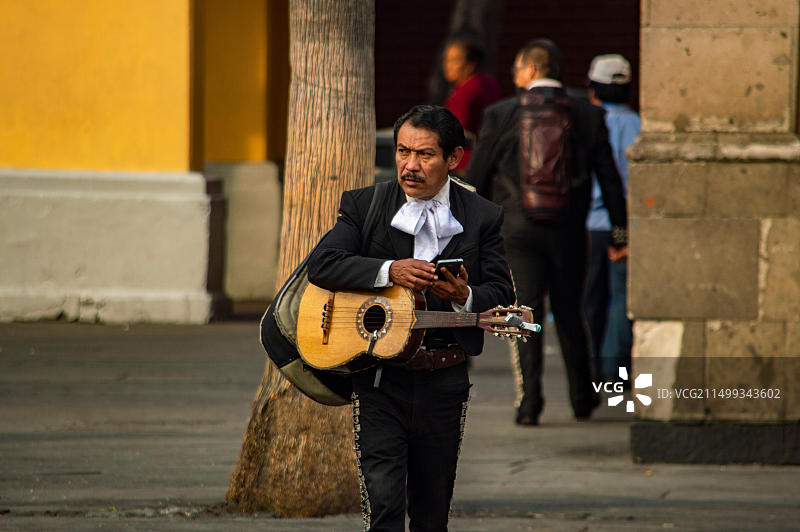 在墨西哥墨西哥城加里波第广场的流浪乐队男子图片素材