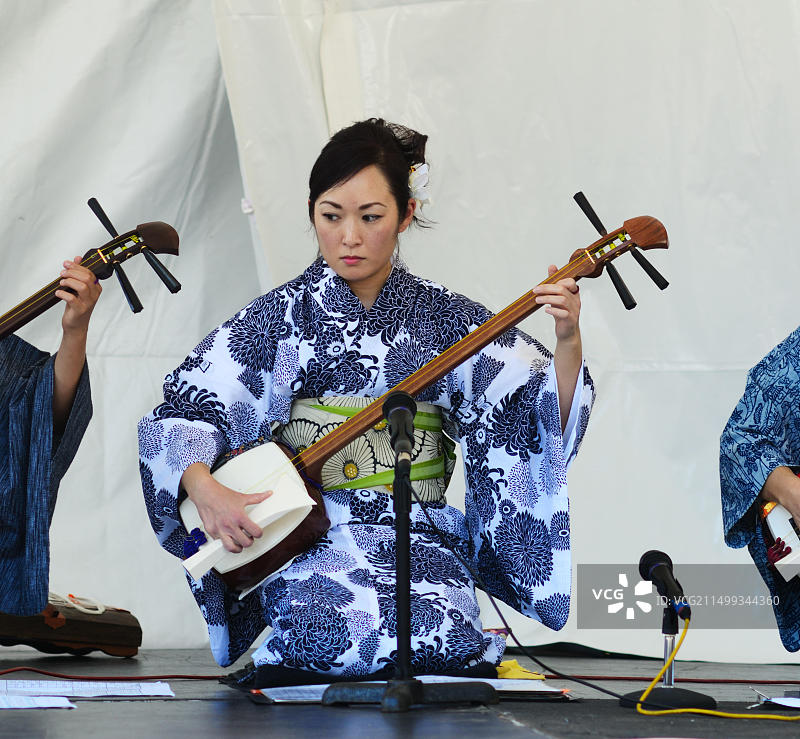 落基山三曲协会成员演奏三味线图片素材