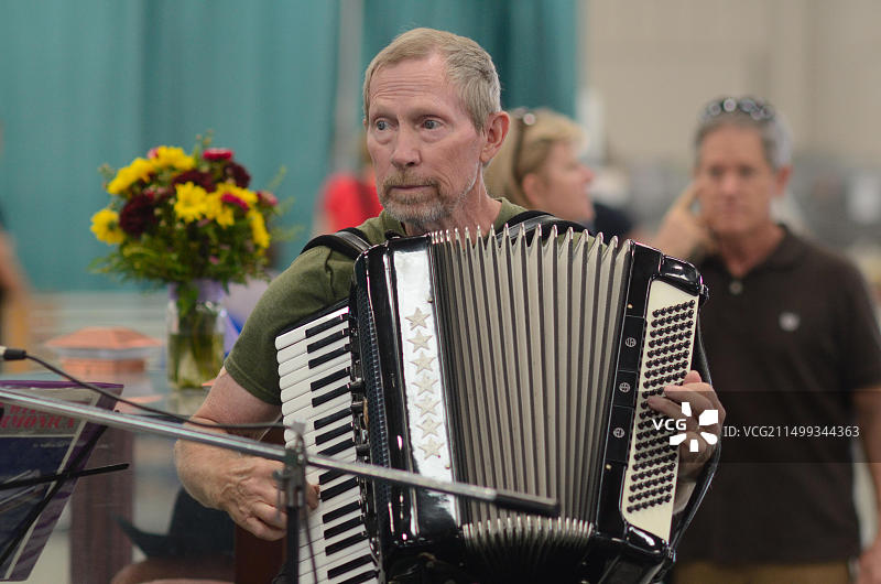 在博尔德县展览大楼表演的手风琴演奏者图片素材