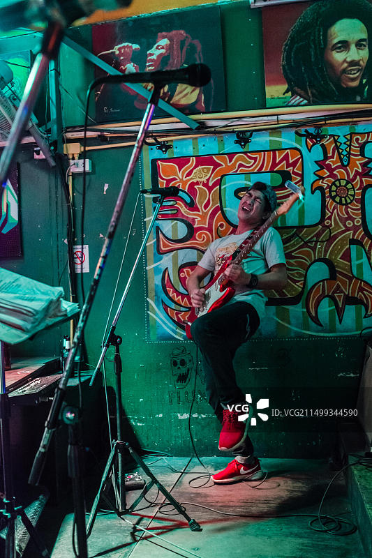 吉他手在泰国清迈的舞台上演奏图片素材