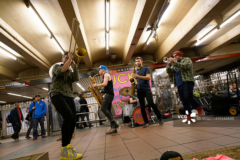 纽约曼哈顿先驱广场地铁站的铜管乐队表演图片素材