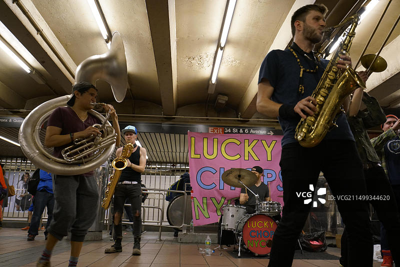 纽约曼哈顿先驱广场地铁站的铜管乐队表演图片素材