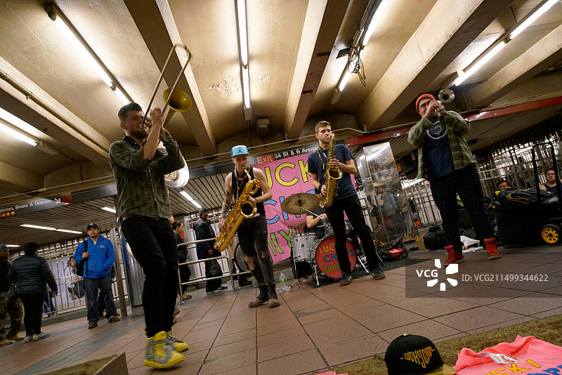 纽约曼哈顿先驱广场地铁站的铜管乐队表演图片素材