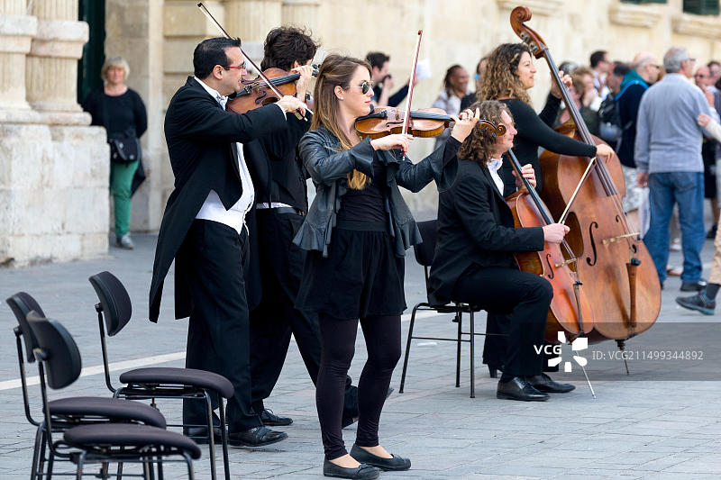 在马耳他瓦莱塔圣乔治广场举行的乐队即兴表演图片素材