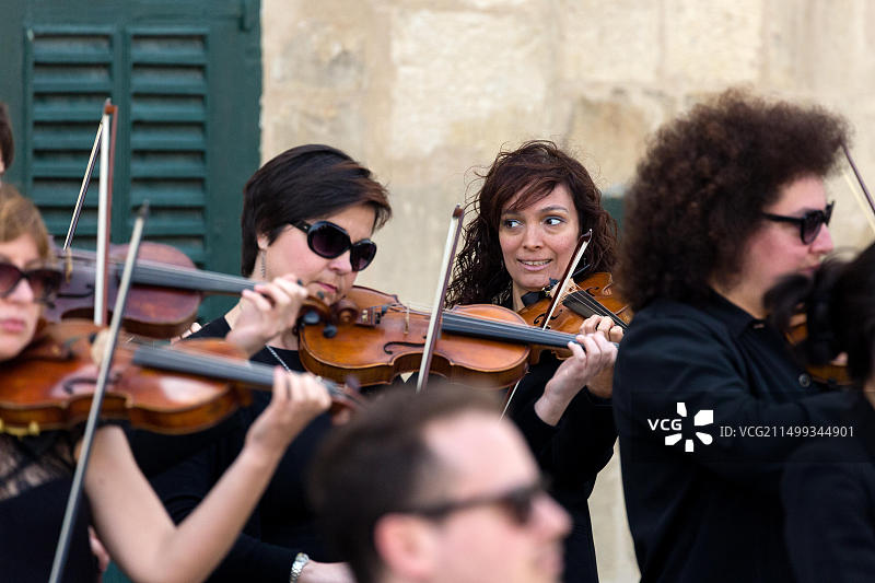 在马耳他瓦莱塔圣乔治广场举行的乐队即兴表演图片素材