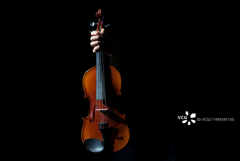 2013年7月7日，西班牙安达卢西亚加的斯普拉多德尔雷伊，男人手持小提琴图片素材