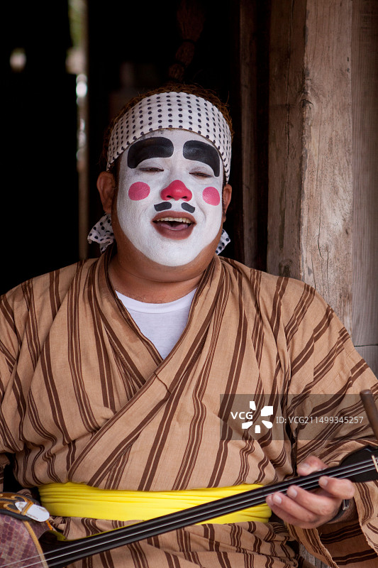 在冲绳主岛琉球村表演的传统冲绳流浪艺人图片素材