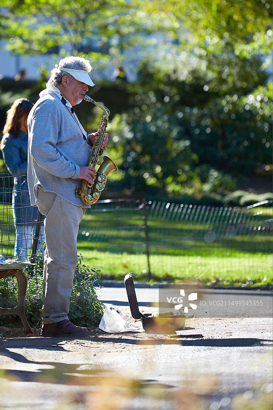 男人在纽约中央公园演奏萨克斯图片素材