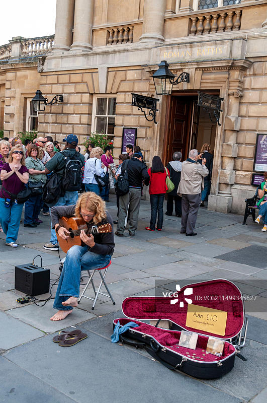 英国巴斯罗马浴场外的街头艺人图片素材