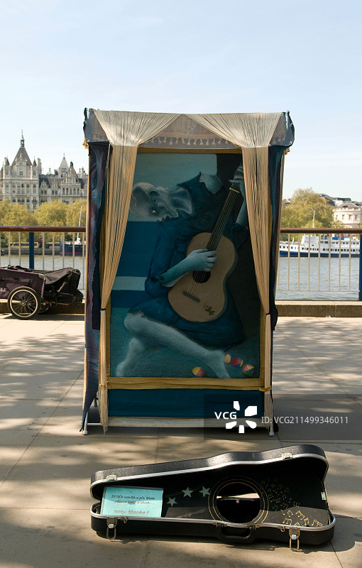 伦敦南岸的街头吉他表演者图片素材