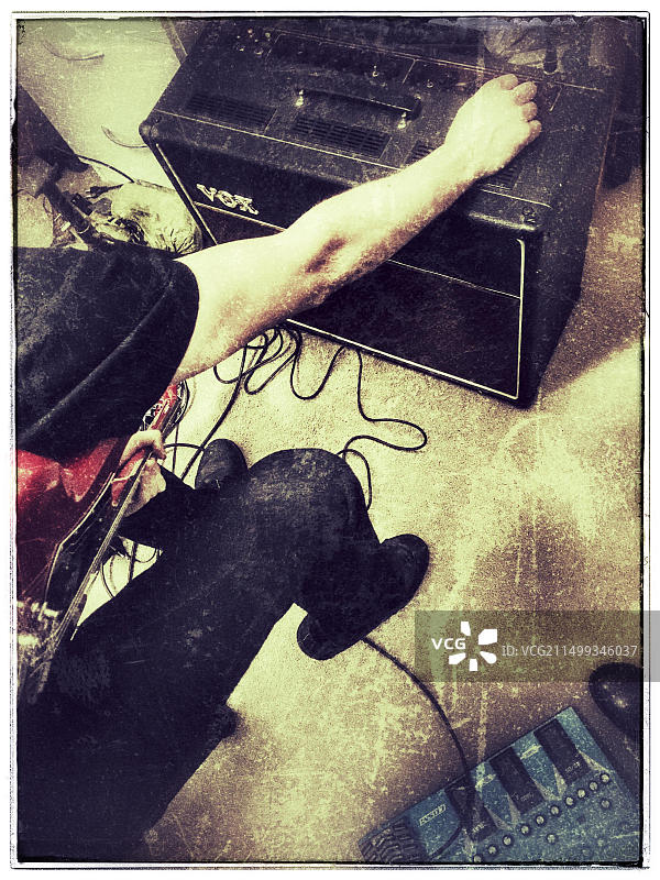 音乐家调整他的放大器图片素材